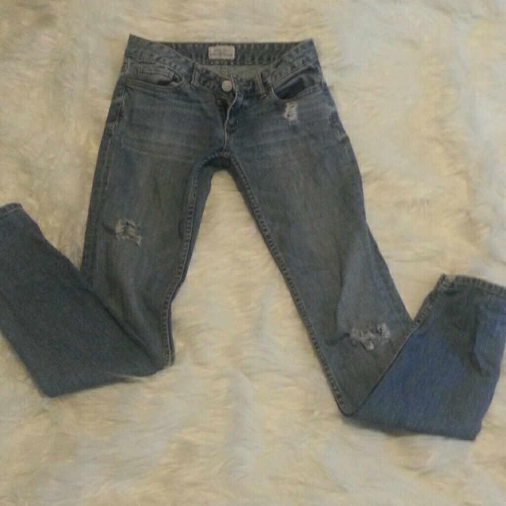 Distressed skinny jeans